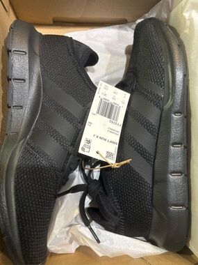 Adidas swift run sneakers nwt size 6 youth